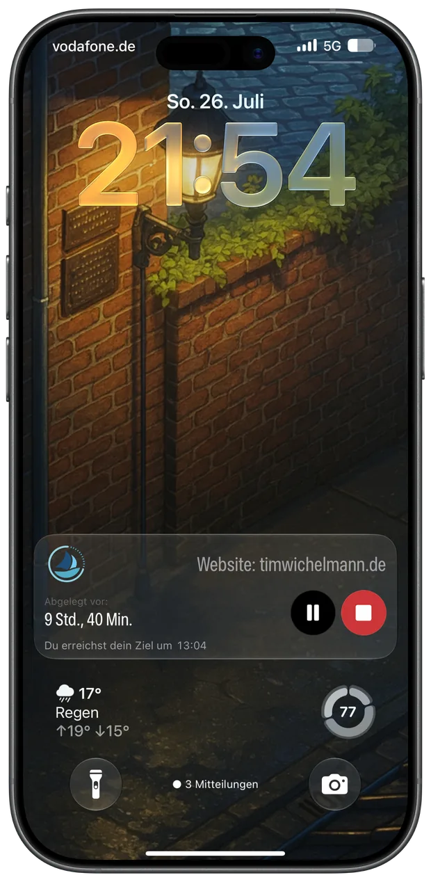 Sperrbildschirm eines iPhones mit der Live Activity von Törn: laufender Törn „Website: timwichelmann.de“, abgelegt vor 9 Stunden und 40 Minuten, darunter die Vorhersage „Du erreichst dein Ziel um 13:04“ sowie Knöpfe für Pause und Stopp